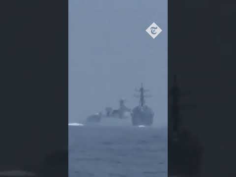 Moment #Chinese warship nearly crashes into a USdestroyer in the Taiwan Straight