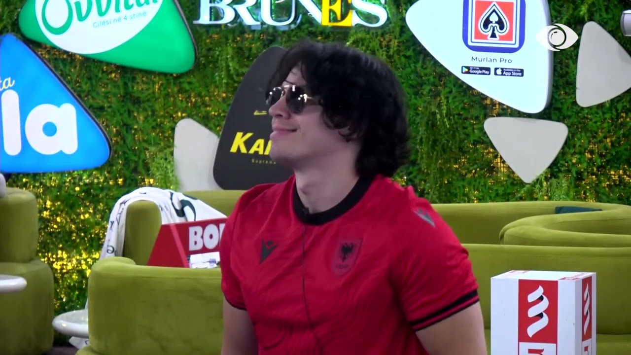 Atmosferë në shtëpi/ Banorët kërcejnë dhe këndojnë së bashku