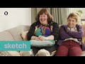Als buiten de wereld vergaat, dan zie ik dat heus wel op de tv | Debbie en Lara