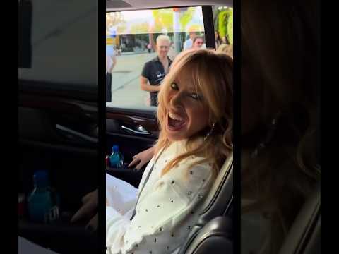 Kylie Minogue meets a fan.. #kylie #kylieminogue #australia #popstar #popprincess #princess #80s