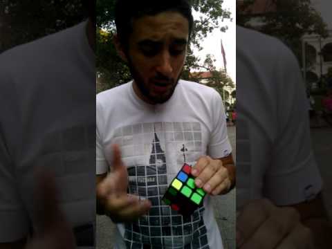 Mc Loki rapeando y Armando el cubo