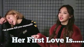 (트와이스) TWICE NAYEON TEASING JEONGYEON ABOUT HER FIRST LOVE