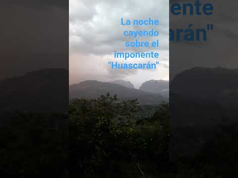 Atardecer magnífico, mientras la noche cae sobre el nevado "Huascarán". Yungay-Ancash-Perú.