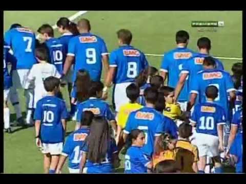 Leonardo entrando em campo com os jogadores do Cruzeiro - Cruzeiro 2x0 Villa Nova 11/03/2011