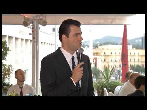 Basha shtron iftar për myslimanët: Ndërtimi i xhamisë drejtësi e vënë në vend