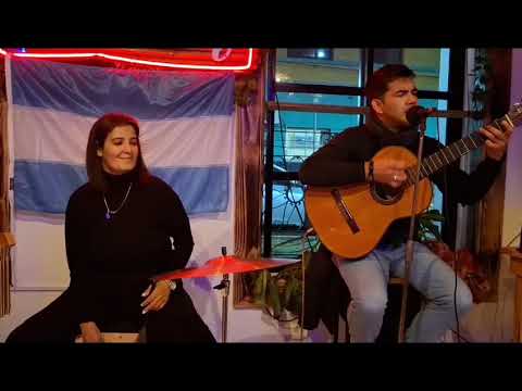 Chamamé en vivo, cajón y guitarra con la " Chilli"#santotome#capitaldelfoklore