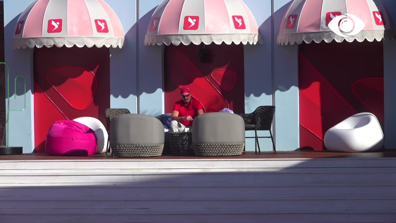 I pari që nis ditën është Herioni, ai qëndron i vetëm në oborr