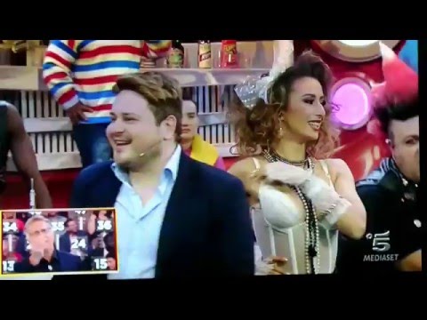 Paolo Bonolis  cade - CIAO DARWIN 7 p. 4 - reazione dello Spirito