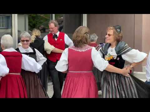 Maibaumfeier Oberwil mit Volkstanzgruppe Siibetupf