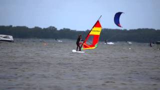 preview picture of video 'Kite surfer hebt ab'