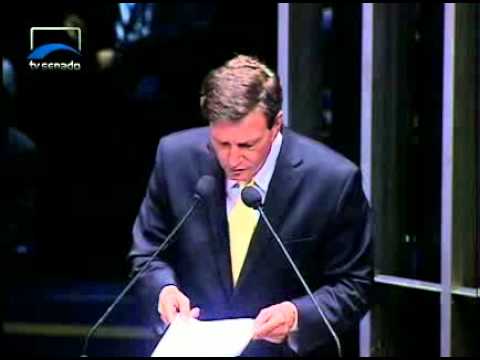 Sen. Marcelo Crivella lê nota que contradiz matéria jornalística sobre investigação de general