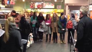 preview picture of video 'Gymnasiasten singen in Gstaad'