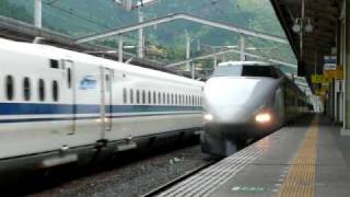 preview picture of video 'N700系のぞみ新岩国駅通過（Shinkansen NOZOMI at 300km/h）'
