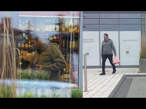 Zarośnięty Deląg kupuje ekologiczne jabłka w warzywniaku