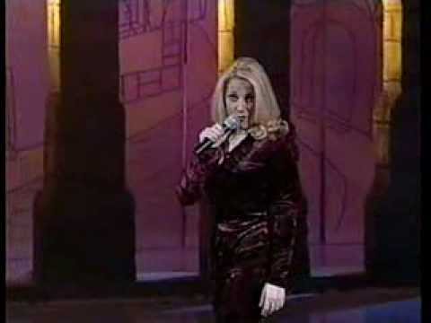 Ana Cirré canta en el programa Siempre en Domingo  "Me prometo a mi misma" y "Casi perfecto"