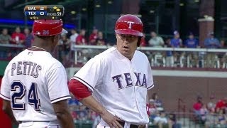 BAL@TEX: Baker slips by the O's infield to take third