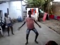 Menino dançando e o pintinho piu kkk 