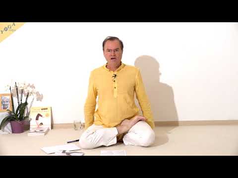 Hahnenstellung im halben Lotus - Yoga Asana Lexikon