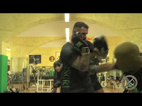 Gli incursori della Marina Militare si allenano con il campione di MMA Alessio Sakara