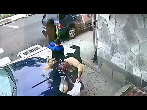 Автомобиль врезался в женщину с детьми на тротуаре в США