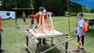 preview picture of video '2013.04.27 ScoutFest - Trebuchet demonstration 2'