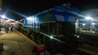 preview picture of video 'BLEED BLUE WDP4B with Yesvantpur - Ahmedabad Weekly Express'