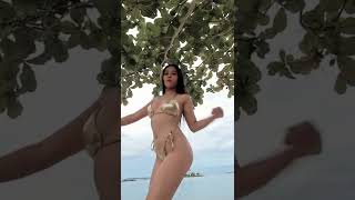 bikini TikTok be like...