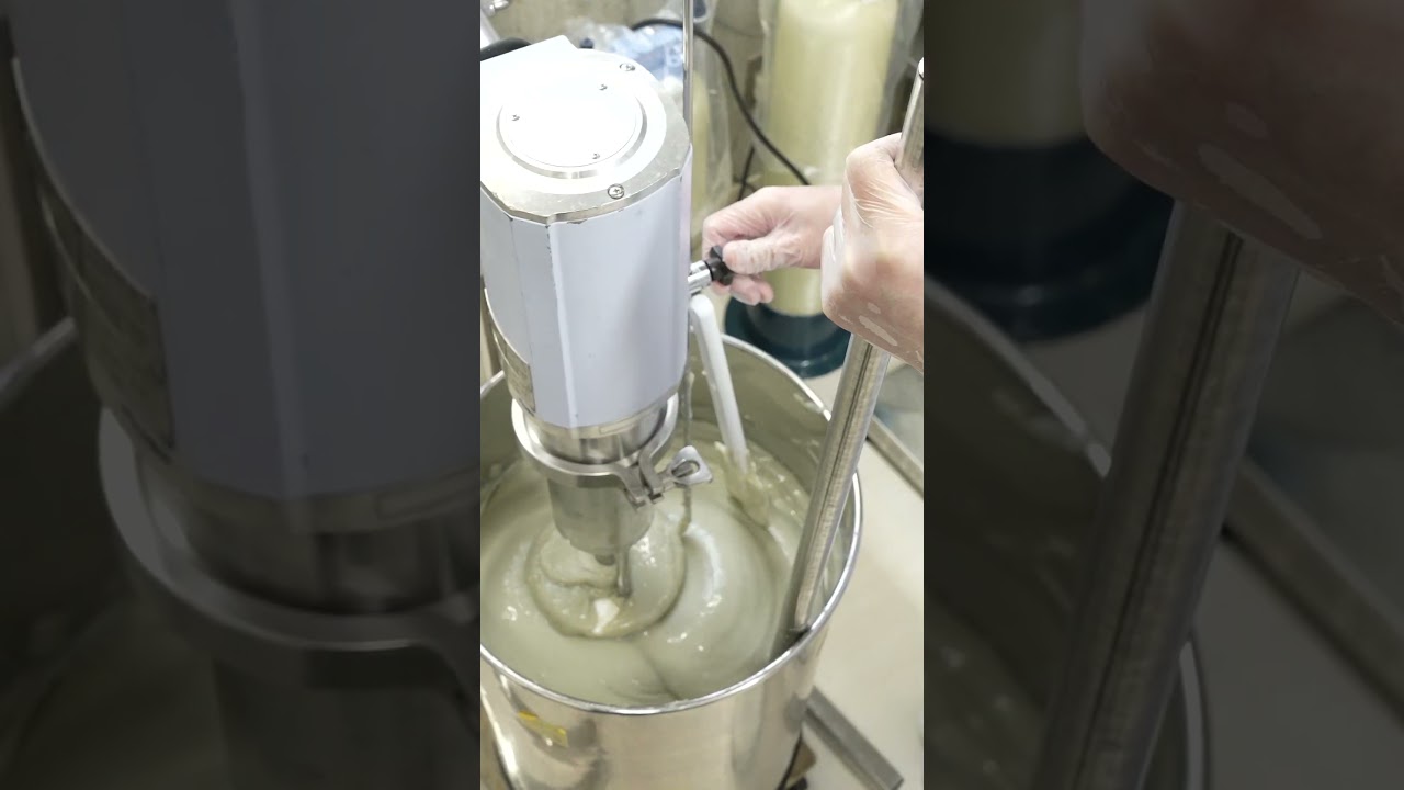 何を作っているでしょうか？鉱物から日常のケアにかかせない〇〇〇ができるまで