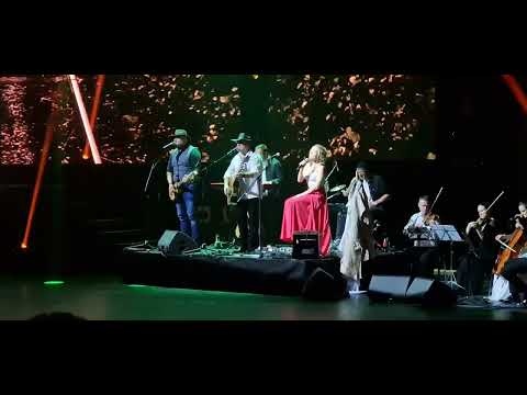 Lucie Vondráčková- stanice svět  ( kongresovo centrum )