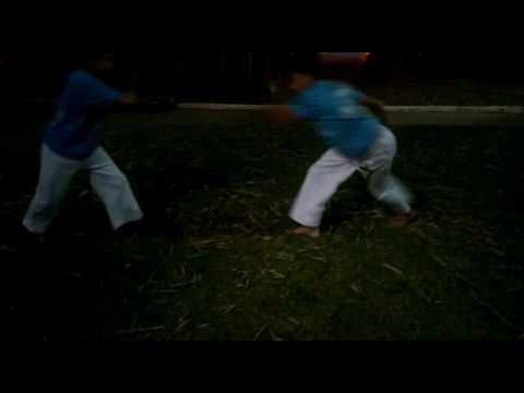 Kauan e Fernando alunos do Mestre Cabeleira treinando na praça