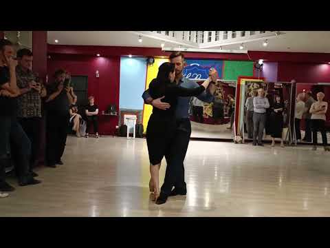 Interpretation of basic tango combinations barrida and planeo and sandwich