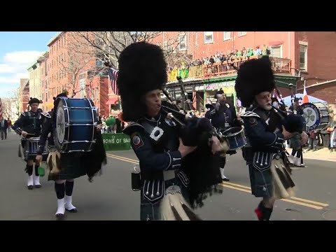 サウスボストンで118回目のセントパトリックデーのパレードを祝う (South Boston celebrates 118th St. Patrick's Day parade)