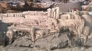 Frio congela cachoeira no rio Amarelo, na China