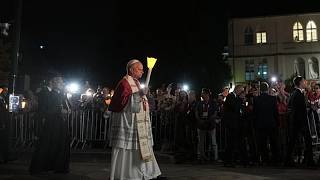 Lourdes: Papst betet Rosenkranz mit Pilgern, 150.000 bei Messe