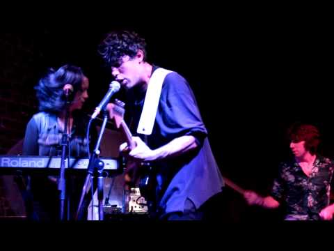 Les 3 Minots的地震派對（2012年蒙特利爾流行音樂節）。 (Earthquake Party at Les 3 Minots (Pop Montreal 2012))