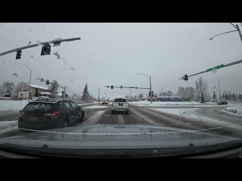 Dirija com neve até um banco Wells Fargo em Anchorage, Alasca!