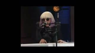 Stan twitter - Lady Gaga singing and screaming loudly