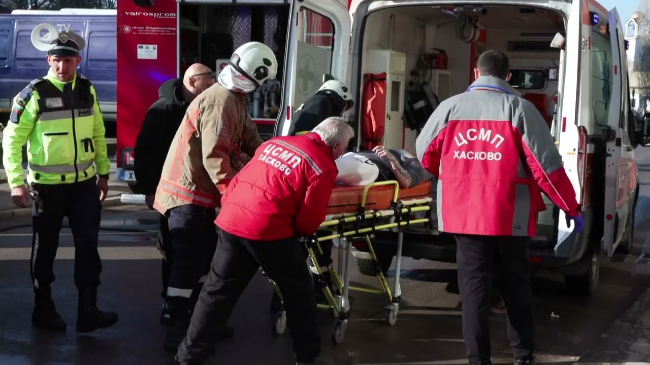Млад шофьор пострада, след като се заби с колата си в дърво до зеленчуковия пазар в Хасково