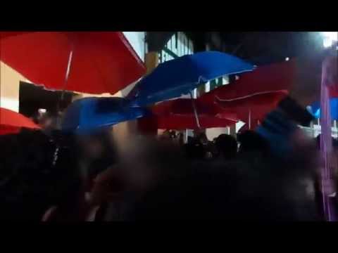 "Vamos la AKDmia esta tarde tienes que ganar" Barra: Mafia Azul Grana &bull; Club: Deportivo Quito