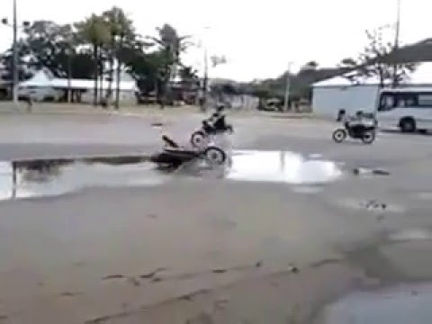 Tombo de moto na agua