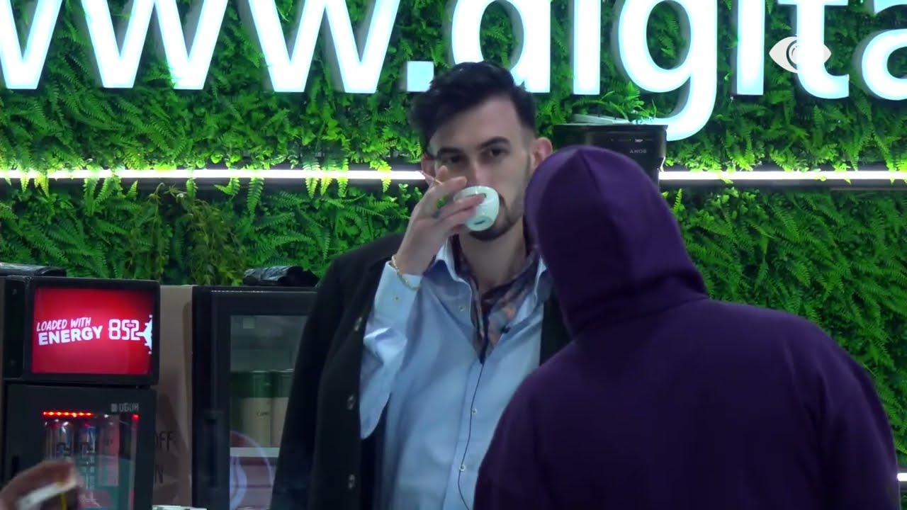 Hiqi syzet më shiko në sy/ Stine bisedon me Kristin në oborr