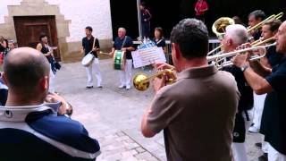 preview picture of video 'El Camino de santiago de Compostela - Live band in Cirauqui streets'