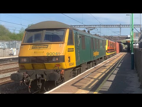 Freightliner 90041 and 90014 passing Tamworth! (20/4/2022)