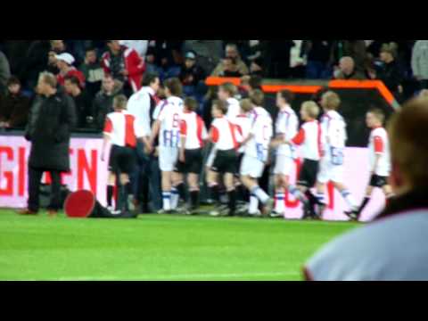 VV Steenbergen E1 gaat de spelerstunnel van Feyenoord in