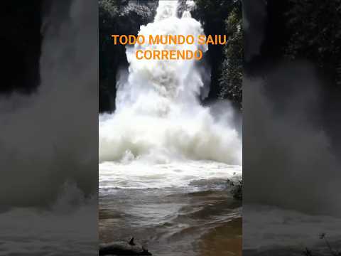Cabeça d’Água na Cachoeira do Abade 😳 | Todo Mundo Teve Que Sair Correndo