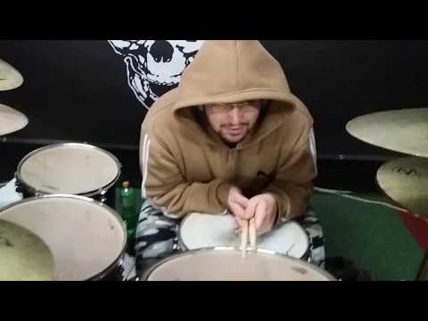 THE RUMBLE OF SKULLS - Jak pan bubeníček potkal sociálku