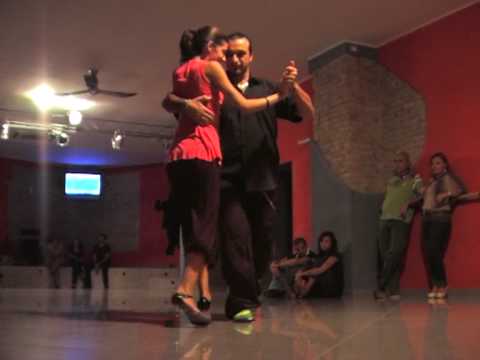 Adelma Rago and Peppe di Gennaro are dancing to the milonga " Milonga, Vieja Milonga " by Juan D'Arienzo
