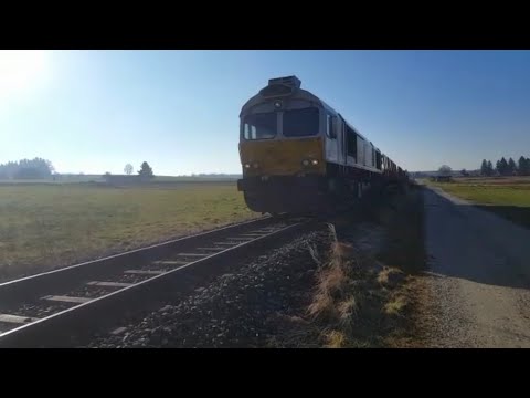 Euro Cargo Rail 266 mit leerem Holzzug durchfährt Gessertshausen