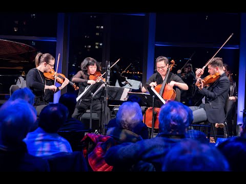 アッタッカカルテットはガブリエラ・スミスの「にんじん革命」を演奏します。 (Attacca Quartet plays "Carrot Revolution" by Gabriella Smith)