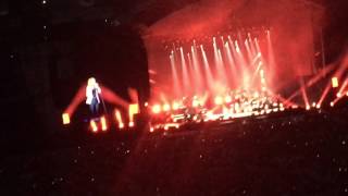 Céline Dion pleure en chantant &quot;Et je t&#39;aime encore&quot; 12/07/2017 à Lyon